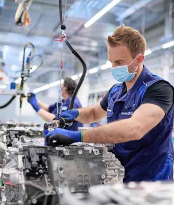 Megkezdődött a BMW iX és a BMW i4 tisztán elektromos hajtáslánc-technológiáinak sorozatgyártása