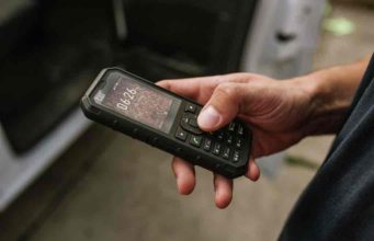 Itt a CAT B35 4G-képes nyomógombos mobiltelefon