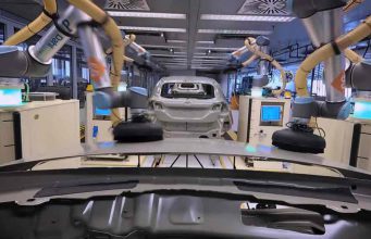 A Ford arra programozza robotjait, hogy segítsék egymás és az emberek munkáját a Fiesta gyártósorán