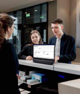 A Philips bemutatta a világ első önálló, kétoldalas monitorát, új korszak jöhet az üzleti kijelzőknél