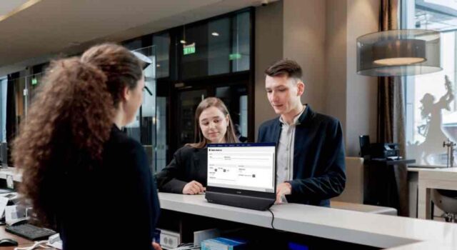 A Philips bemutatta a világ első önálló, kétoldalas monitorát, új korszak jöhet az üzleti kijelzőknél