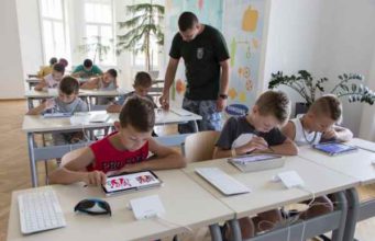 Samsung: barangolás a világ iskoláiban