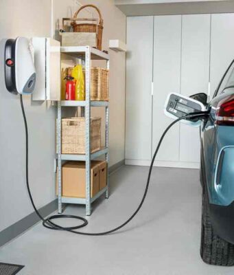 Tarolnak az e-autók, eljött az intelligens töltőrendszerek kora